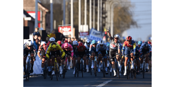 Jasper Philipsen wint op zijn verjaardag en trapt seizoen 2025 af Jasper Philipsen wint op zijn verjaardag en trapt seizoen 2025 af