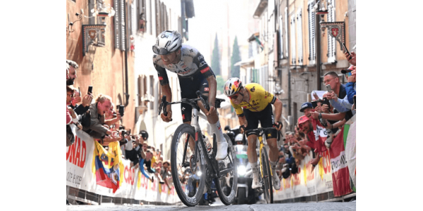 Wout van Aert behaalt langverwachte zege in de Giro d'Italia Wout van Aert behaalt langverwachte zege in de Giro d'Italia