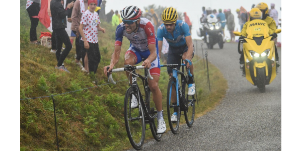 Simon Yates slaat een honkslag en wint de tweede overwinning van de persoonlijke Tour Simon Yates slaat een honkslag en wint de tweede overwinning van de persoonlijke Tour
