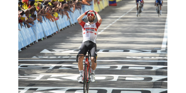 De Gendt wint de etappe met een enkele vlucht De Gendt wint de etappe met een enkele vlucht