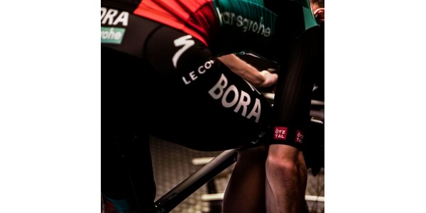 De nieuwe auto van het Bora-Hansgrohe-team De nieuwe auto van het Bora-Hansgrohe-team