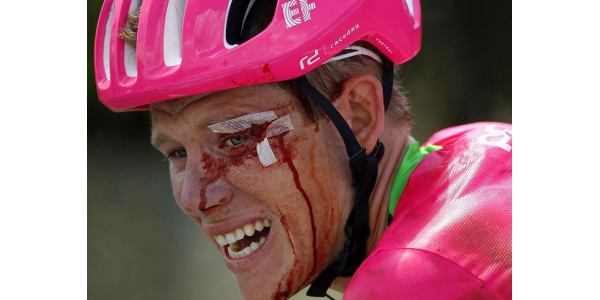EFEducation First Pro Cycling Een andere renner rijdt illegaal op Giant