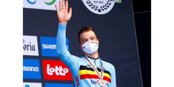 Rode en witte kleur truien keren terug Rode en witte kleur truien keren terug
