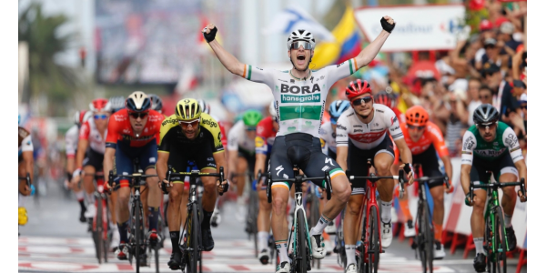Sam Bennett wint de derde etappe van de Ronde van Spanje Sam Bennett wint de derde etappe van de Ronde van Spanje