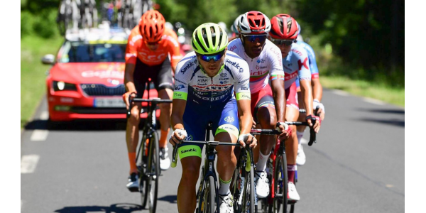 Wout van Aert en Elia Viviani duwen de fiets tegelijkertijd naar de eindlijn Wout van Aert en Elia Viviani duwen de fiets tegelijkertijd naar de eindlijn