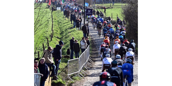 Wout van Aert reed solo over de streep om de race te winnen Wout van Aert reed solo over de streep om de race te winnen