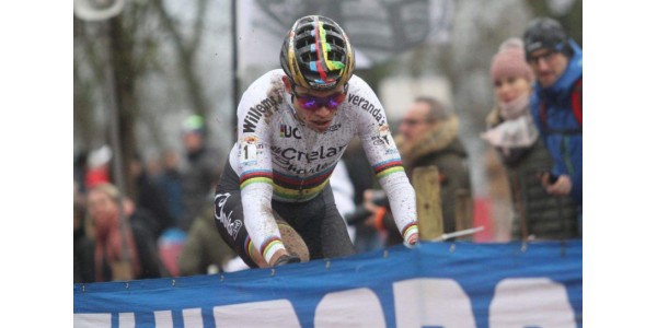 Wout van Aert wint eerste slag Wout van Aert wint eerste slag
