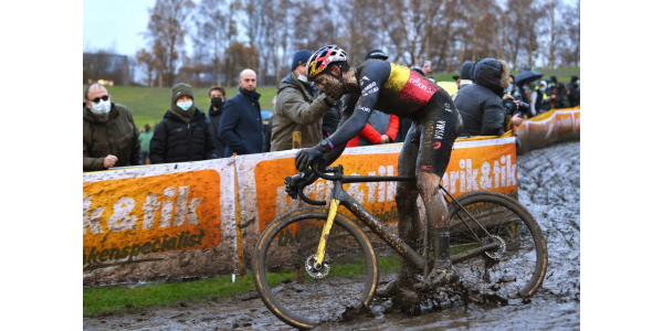 Wout van Aert wint eerste slag Wout van Aert wint eerste slag