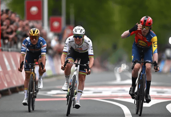 Mathias Skjermoser verslaat Pogacar en Evenpoel en wint de titel