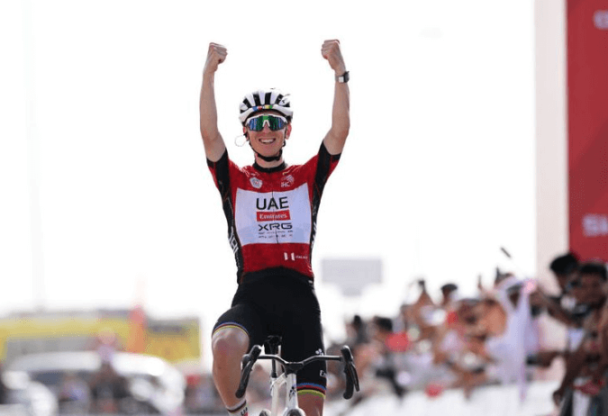 Tadej Pogačar wint UAE Tour 2025 met een sterke sprint