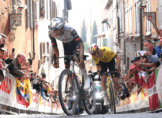 Wout van Aert behaalt langverwachte zege in de Giro d'Italia