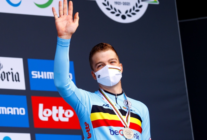Rode en witte kleur truien keren terug