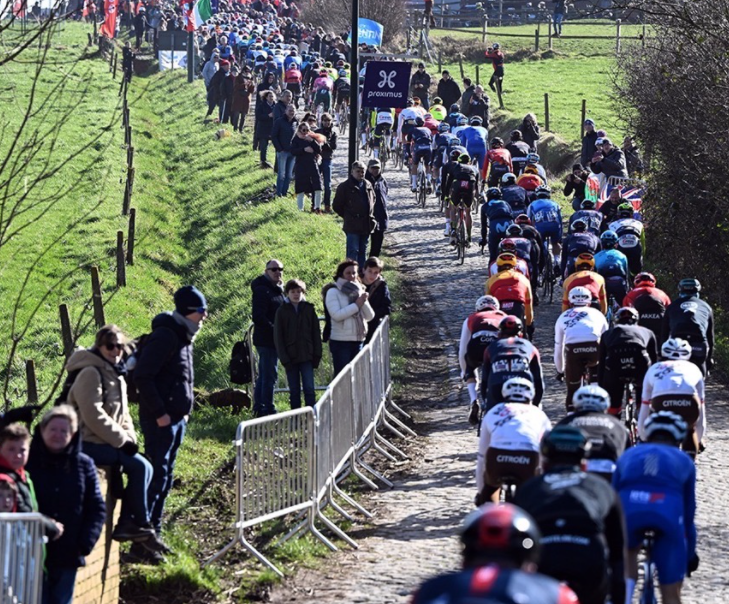 Wout van Aert reed solo over de streep om de race te winnen