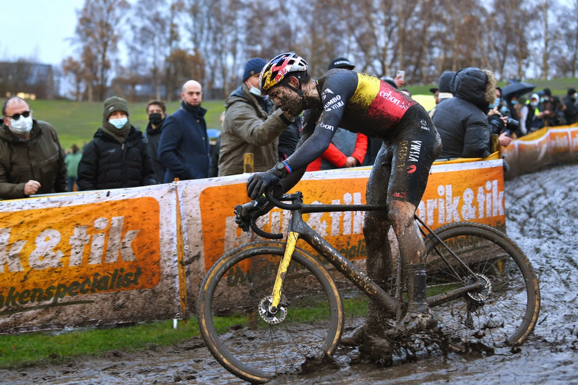 Wout van Aert wint eerste slag